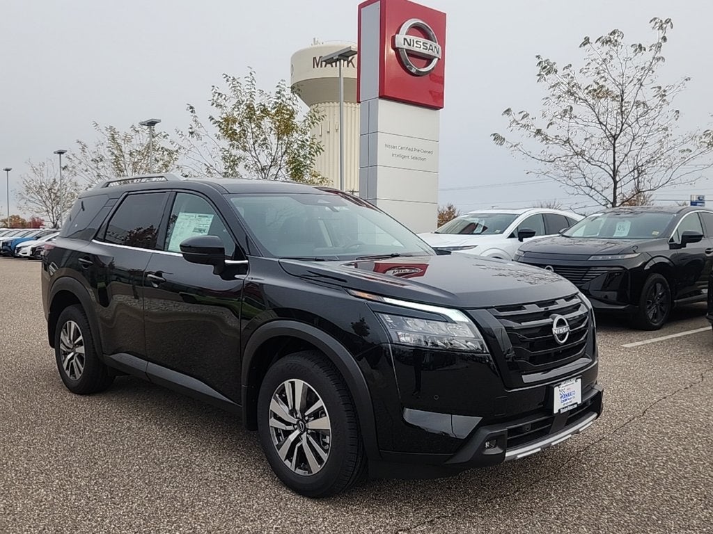 2025 Nissan Pathfinder SL